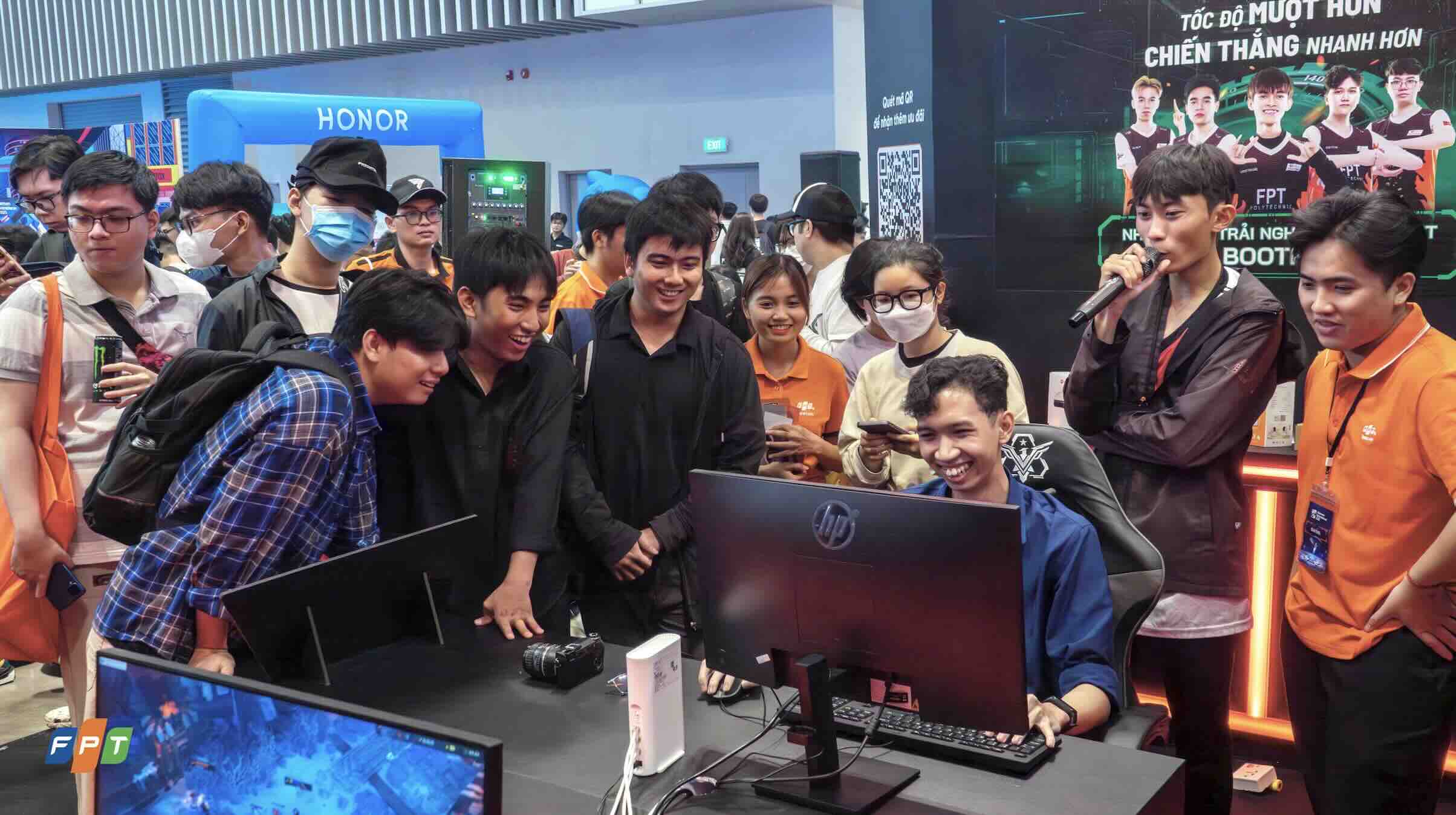 khách hàng của fpt chơi game